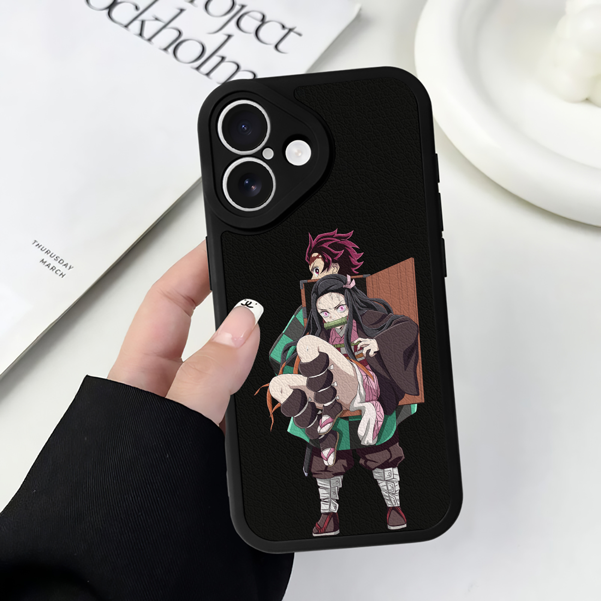 （画像用） 鬼滅の刃（きめつのやいば）竈門 禰󠄀豆子／かまど ねずこ Kamado Nezuko 【iPhone 16シリーズ対応】シリコンスマホケース（レザー調） 材質：シリコン